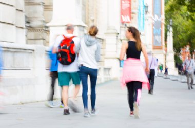 Londra, İngiltere - 8 Eylül 2016: İnsanlar Knightsbridge'deki bulanık görüntü. Modern hayat kavramı