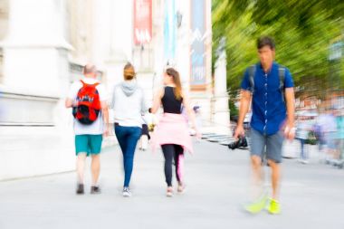 Londra, İngiltere - 8 Eylül 2016: İnsanlar Knightsbridge'deki bulanık görüntü. Modern hayat kavramı