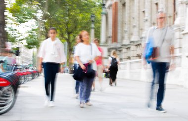 Londra, İngiltere - 8 Eylül 2016: İnsanlar Knightsbridge'deki bulanık görüntü. Modern hayat kavramı