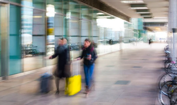 Imagen Abstracta Borrosa Personas Caminando Través Túnel Largo Con Luz — Foto de Stock