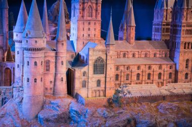 Leavesden, London, İngiltere - 1 Mart 2016: Okulu Hogwarts Cadılık ve Büyücülük, siyah arka plan karşı modeli