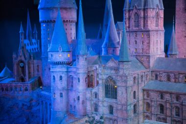 Leavesden, London, İngiltere - 1 Mart 2016: Okulu Hogwarts Cadılık ve Büyücülük, siyah arka plan karşı modeli