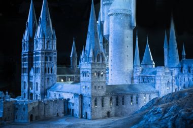 Leavesden, London, İngiltere - 1 Mart 2016: Okulu Hogwarts Cadılık ve Büyücülük, siyah arka plan karşı modeli