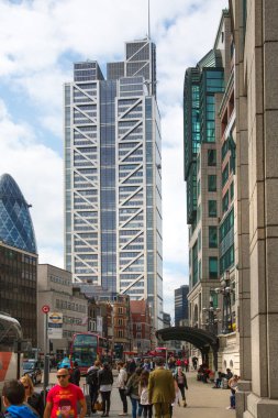 Londra, İngiltere - 17 Mayıs, 2016: Londra şehir sokak ve yürüyen insanlar.