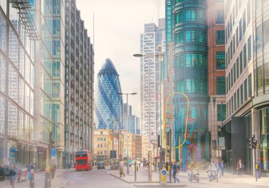 Londra, İngiltere - 17 Mayıs, 2016: şehir Londra sokak görünümü, kırmızı Çift katlı otobüs bina ve yürüyüş insanlar Kornişon ile.