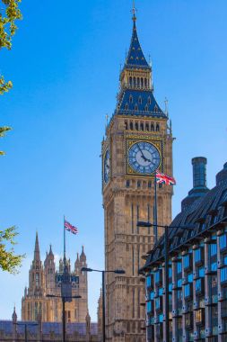 Saat kulesinin önünde Big Ben, Westminster Sarayı uçan İngiliz bayrağı. Londra İngiltere