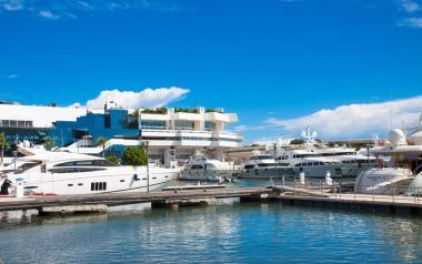Cannes, İtalya - 18 Eylül 2016: Cannes Le Vieux Port. Cannes Yatçılık Festivali