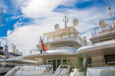 Cannes, İtalya - 18 Eylül 2016: Cannes Le Vieux Port. Cannes Yatçılık Festivali