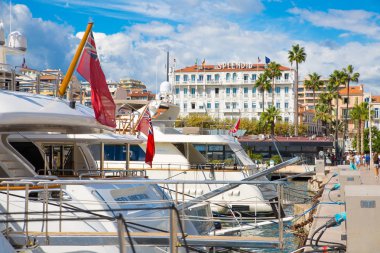 Cannes, Fransa - 18 Eylül 2016: Cannes Le Vieux Port. Cannes Yatçılık Festivali