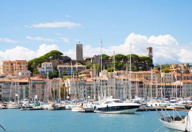Cannes, Fransa - 18 Eylül 2016: Cannes Le Vieux Port. Cannes Yatçılık Festivali