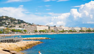 Cannes, Fransa - 18 Eylül 2016: Cannes görünümü denizden
