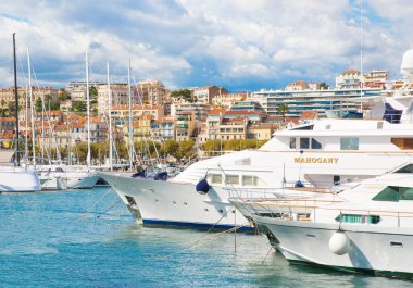 Cannes, İtalya - 18 Eylül 2016: Cannes Le Vieux Port. Cannes Yatçılık Festivali