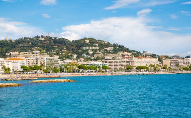 Cannes, Fransa - 18 Eylül 2016: Cannes görünümü denizden