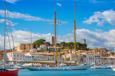 Cannes, Fransa - 18 Eylül 2016: Cannes Le Vieux Port. Cannes Yatçılık Festivali
