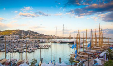 Cannes, İtalya - 18 Eylül 2016: Cannes Le Vieux Port. Cannes Yatçılık Festivali