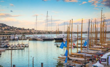Cannes, Fransa - 18 Eylül 2016: Cannes Le Vieux Port. Cannes Yatçılık Festivali