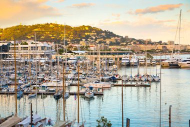 Cannes, İtalya - 18 Eylül 2016: Cannes Le Vieux Port. Cannes Yatçılık Festivali