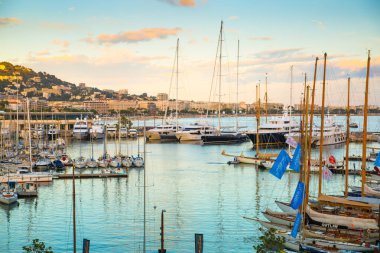 Cannes, Fransa - 18 Eylül 2016: Cannes Le Vieux Port. Cannes Yatçılık Festivali