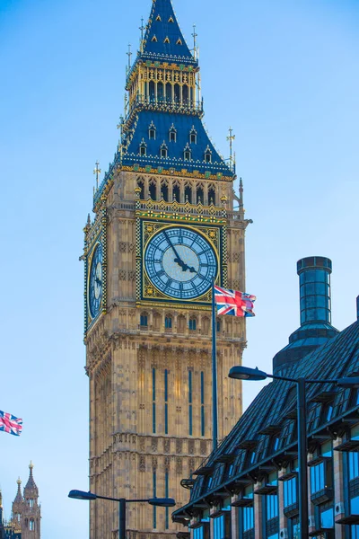 联合旗飘扬在钟楼大本钟前 西敏寺宫殿 伦敦英国 — 图库照片