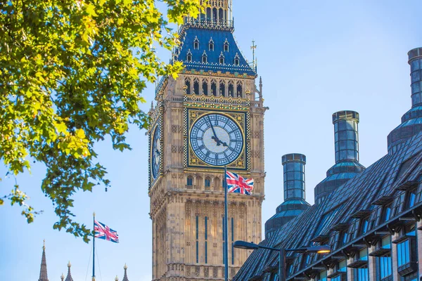 Saat Kulesinin Önünde Big Ben Westminster Sarayı Uçan Ngiliz Bayrağı — Stok fotoğraf
