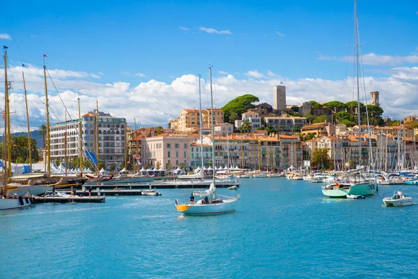 Cannes, Fransa - 18 Eylül 2016: Cannes Le Vieux Port. Cannes Yatçılık Festivali