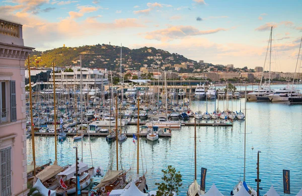 Cannes, Fransa - 18 Eylül 2016: Cannes Le Vieux Port. Cannes Yatçılık Festivali