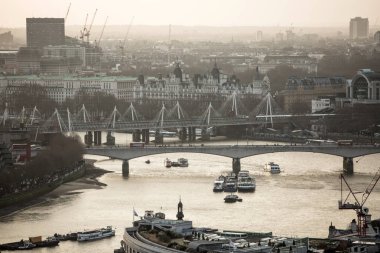 Londra, İngiltere - 19 Aralık 2017: City of London işletme ARIA görünümü geceleri. Görünümü güzel ışık yansıması ile Thames Nehri içerir