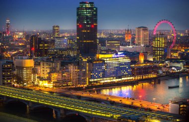 Londra, İngiltere - 19 Aralık 2017: City of London iş ARIA manzaraya günbatımı. Londra şehir Avrupa'nın önde gelen Finans Merkezi.