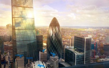 Londra, İngiltere - 22 Nisan 2017: City of London ofis binaları. Londra'nın gökdelen 32 kat panoramik görünüm