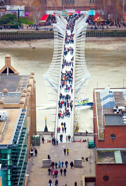 Ondon 2017年8月9日 千禧桥旁边的圣保罗大教堂和泰特画廊与人民过河泰晤士河 — 图库照片