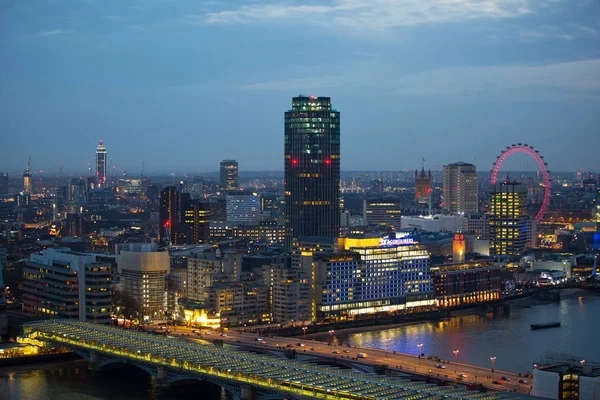 London Storbritannien December 2017 Londons Aria Företagsvyn Nattetid Vyn Innehåller — Stockfoto