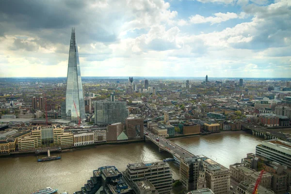 2017年4月22日 伦敦的看法包括泰晤士河 伦敦桥和办公楼 从伦敦摩天大楼32楼全景看 — 图库照片