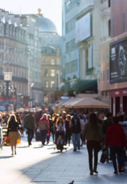 Londra, İngiltere - 4 Ekim 2015: Çok halkın, turistlerin ve Leicester Meydanı, sinemalar, restoranlar ve barlar için ünlü hedef yolu ile yürüyüş Londralılar