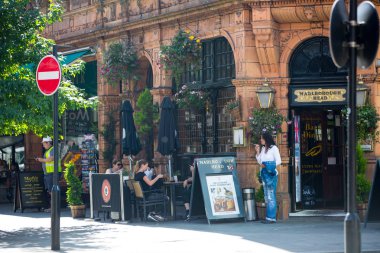Londra, İngiltere - 8 Eylül 2016: kamu evde Mayfair, bir dinlenme sahip insanlar