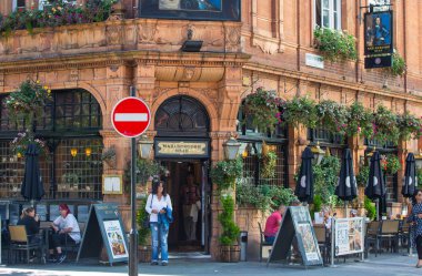 Londra, İngiltere - 8 Eylül 2016: kamu evde Mayfair, bir dinlenme sahip insanlar