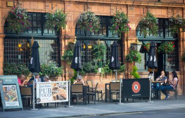 Londra, İngiltere - 8 Eylül 2016: kamu evde Mayfair, bir dinlenme sahip insanlar