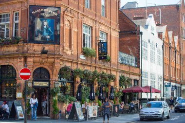 Londra, İngiltere - 8 Eylül 2016: kamu evde Mayfair, bir dinlenme sahip insanlar