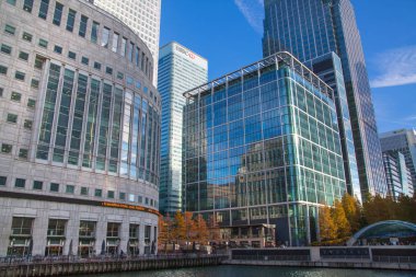 Londra, İngiltere - 30 Kasım 2016: Canary Wharf iş ve bankacılık aria adlı güneşli bir gün. Cam gökdelenler ile ana kare görünümü