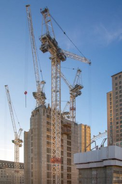 Londra, İngiltere - 30 Kasım 2016: İnşaat inşaat alanında Londra'nın merkezinde. Crane, beton kasılma ve mavi gökyüzü karşı London eye.