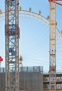 Londra, İngiltere - 30 Kasım 2016: İnşaat inşaat alanında Londra'nın merkezinde. Crane, beton kasılma ve mavi gökyüzü karşı London eye.