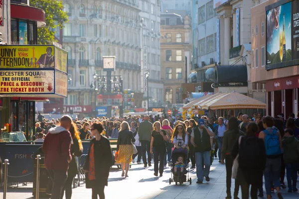 London October 2015 Lots People Tourists Londoners Walking Leicester Square — Stock Photo, Image