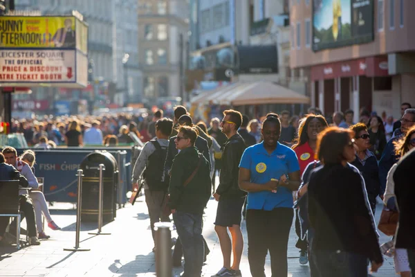 Лондон Великобритания Октября 2015 Много Людей Туристов Лондонцев Прогуливаются Площади — стоковое фото