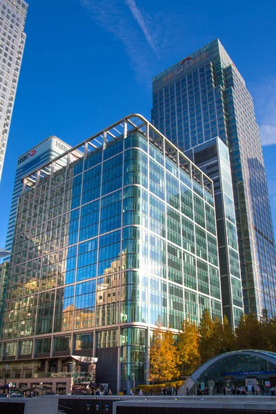 ロンドン イギリス 2016 カナリーワーフ ビジネスと晴れた日で銀行アリア ガラスの摩天楼とメイン広場ビュー — ストック写真