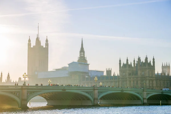 ロンドン イギリス 2016 複数露出画像ウェストミン スター橋の上の美しい朝の散歩する人々 のぼかし ビッグ ベンや国会議事堂にビューが含まれて — ストック写真