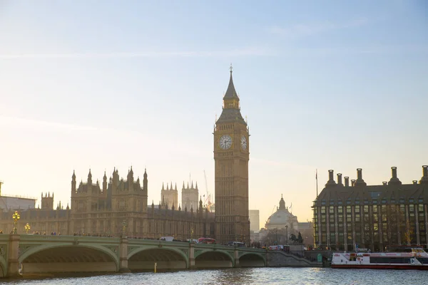 ロンドン イギリス 2016 複数露出画像ウェストミン スター橋の上の美しい朝の散歩する人々 のぼかし ビッグ ベンや国会議事堂にビューが含まれて — ストック写真