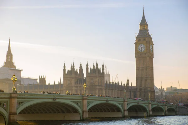 英国伦敦 2016 多重曝光的图片 美丽的早晨 在威斯敏斯特桥上行走的人的模糊 视图包括大本钟和议会两院 — 图库照片