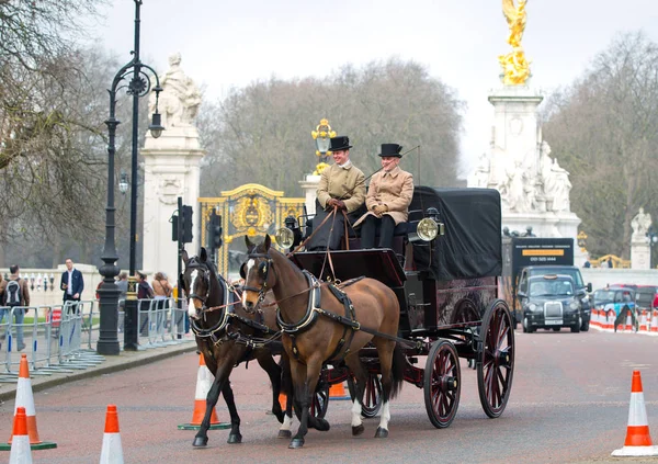 Londra Ngiltere Şubat 2017 Yüzyıl Iki Atlar Buckingham Sarayı Önünde — Stok fotoğraf