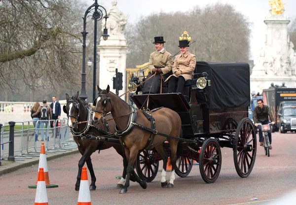 Londra Ngiltere Şubat 2017 Yüzyıl Iki Atlar Buckingham Sarayı Önünde — Stok fotoğraf