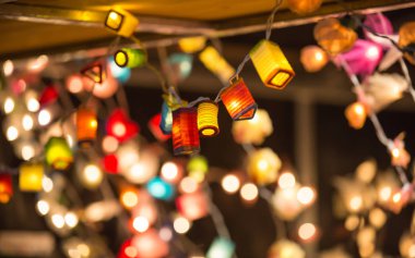 Londra, İngiltere - 19 Aralık 2015: Noel süslemeleri Londra Southwark açık piyasa, ışıklar. Noel arka plan