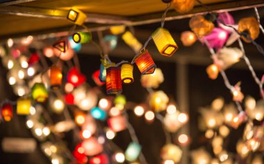 Londra, İngiltere - 19 Aralık 2015: Noel süslemeleri Londra Southwark açık piyasa, ışıklar. Noel arka plan